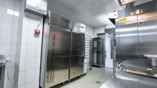 Холодильное оборудование для профессиональной кухни ресторана и бара. Отель "Азимут Переславль", Переславль-Залесский. На фото шкаф холодильный однодверный однокамерный Modular 702 TNN.