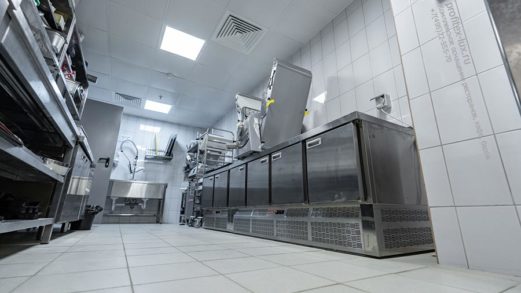 Оснащение кухни ресторана профессиональным оборудованием от Profitex. Отель "Азимут Переславль", Переславль-Залесский. На фото цех выпечки с оборудованием CAS, Modular, McAlpine, Klarco, Элид, Fimar, HiCold, Sottoriva, Modular, Flamic, Martellato, Zanolli, Astoria.