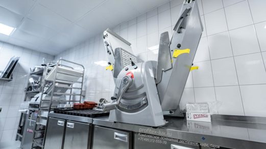 Оборудование для заведений общественного питания. Отель "Азимут Переславль", Переславль-Залесский. На фото настольная тестораскаточная машина для любого вида теста Flamic SF500B - 1000.