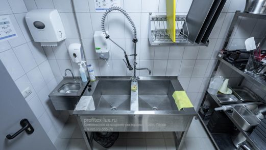 Все виды кухонного оборудования для бара, ресторанов, столовых, кафе. Отель "Азимут Переславль", Переславль-Залесский. На фото моечное оборудование для кухни от Profitex.