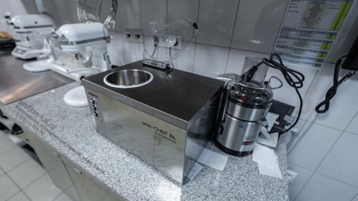 Оборудование для ресторанов, баров, кафе от Profitex. Отель "Азимут Переславль", Переславль-Залесский. На фото мороженица Nemox Gelato Chef 5L Automatic, универсальная соковыжималка для твердых овощей и фруктов Neumarker 05-70195.