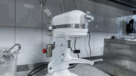 Миксеры профессиональные для кондитерской, кафе, ресторана, пекарни, пиццерии. Отель "Азимут Переславль", Переславль-Залесский. На фото планетарный миксер KitchenAid.