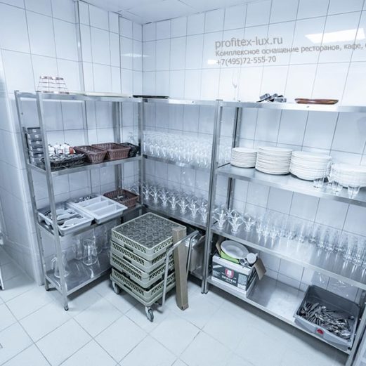 Индивидуальный проект оснащения кухни ресторана. Отель "Азимут Переславль", Переславль-Залесский. На фото тележка сервировочная 2-ух уровневая Forcar CA 1390 2хA512 и нейтральное оборудование от Profitex.