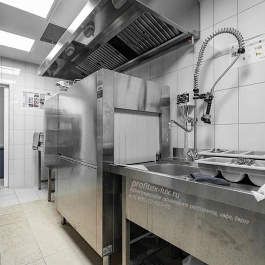 Комплексная поставка оборудования для профессиональной кухни ресторана, кафе и бара. Отель "Азимут Переславль", Переславль-Залесский. На фото корзинно - конвейерная посудомоечная машина Colged IsyTech 31-10.1 W.