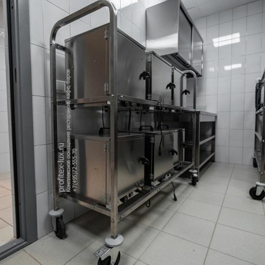 Оснащение кухни бара и ресторана профессиональным оборудованием от Profitex. Отель "Азимут Переславль", Переславль-Залесский. На фото тележка стеллаж для хранения и транспортировки тепловых боксов Forcar CPC 600.