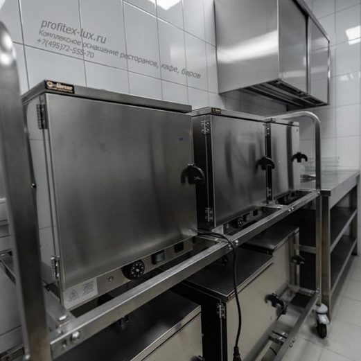 Специализированное кухонное оборудование для HoReCa. Отель "Азимут Переславль", Переславль-Залесский. На фото тележка стеллаж для хранения и транспортировки тепловых боксов Forcar CPC 600.
