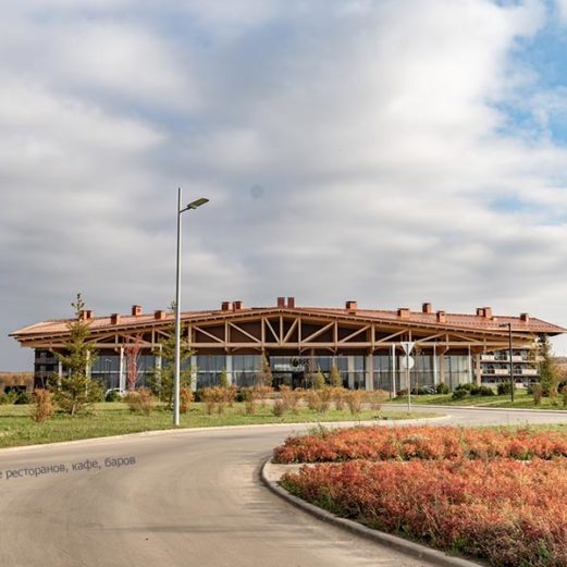 Комплексная поставка оборудования для профессиональной кухни ресторана и бара. Отель "Азимут Переславль", Переславль-Залесский. На фото центральный вход в отель.