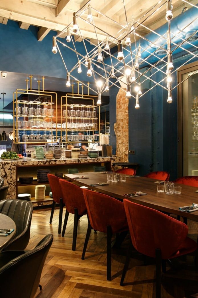 Оборудование для бара, кафе, ресторана от Profitex. Мясной ресторан 800С Contemporary Steak, Москва. На фото открытая кухня ресторана.