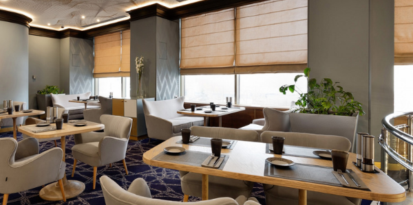 Профессиональное оборудование для кафе, бара, ресторана. Ресторан G&T, Holiday Inn Sokolniki, Москва. На фото интерьер зала ресторана.