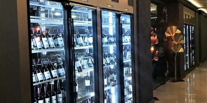 Оборудование для бара, ресторана, кафе. Ресторан G&T, Holiday Inn Sokolniki, Москва. На фото винные библиотеки Enofrigo в сквозном исполнении.