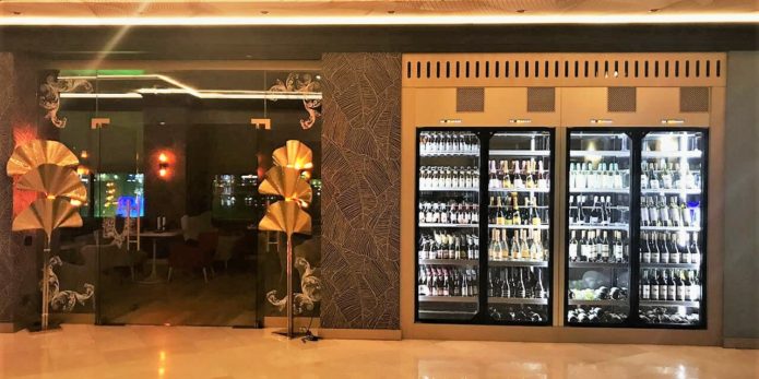Холодильные шкафы для вина и алкогольных напитков. Ресторан G&T, Holiday Inn Sokolniki, Москва. На фото винные библиотеки Enofrigo.