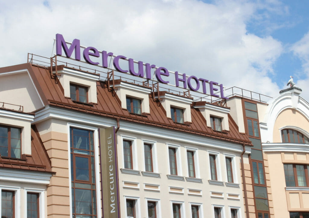 Профессиональный текстиль для отелей, гостиниц, хостелов от Profitex. Отель Mercure Minsk Old Town, Беларусь, Минск. На фото центральный вход в отель.