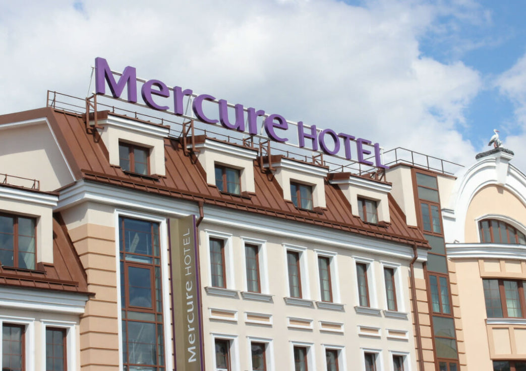 Профессиональный текстиль для отелей, гостиниц, хостелов от Profitex. Отель Mercure Minsk Old Town, Беларусь, Минск. На фото центральный вход в отель.