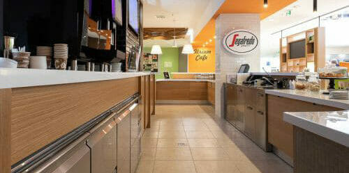 Открыть кафе с нуля с оборудованием от PROFITEX. Кафе «Атриум», Holiday Inn Moscow Sokolniki, Москва. На фото барная зона кафе с оборудованием Tecnosteel, Vema, ISA.