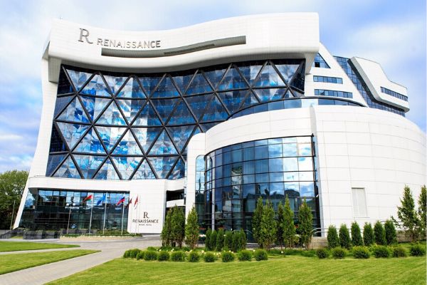 Профессиональный текстиль для отелей и гостиниц от PROFITEX. Отель Renaissance, Беларусь, Минск. На фото вход в отель.